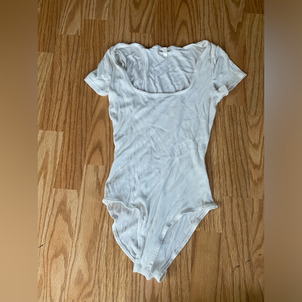 White cotton bodysuit with square neckline and short sleeves #bodysuit